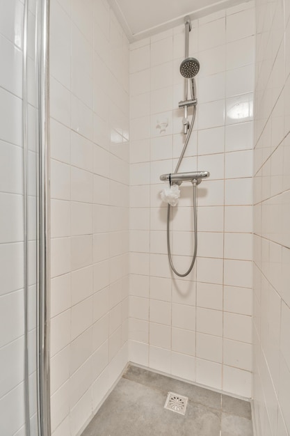 Achtergrondbeeld van een man die in de badkamer staat