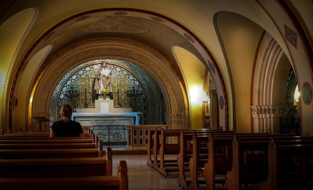 Foto achtergrondbeeld van een man die in de tempel zit