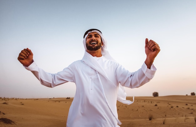 Achtergrondbeeld van een man die in de woestijn tegen de lucht staat