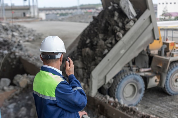 Achtergrondbeeld van een man die in een fabriek werkt