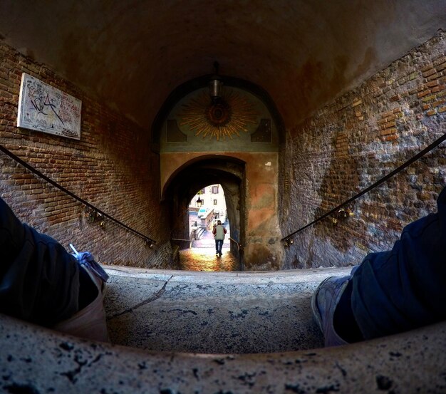 Foto achtergrondbeeld van een man die in een tunnel staat