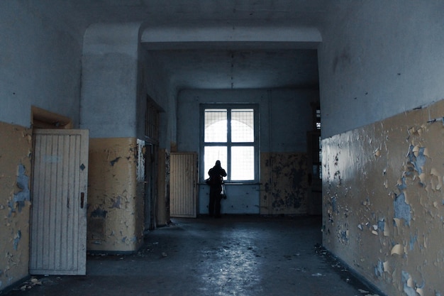 Achtergrondbeeld van een man die in een verlaten gebouw staat