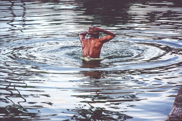 Achtergrondbeeld van een man die in golvend water zwemt