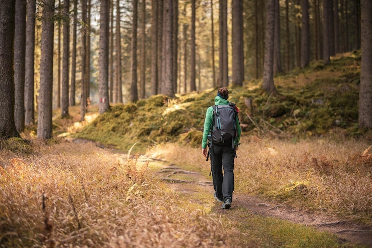 Foto achtergrondbeeld van een man die in het bos loopt