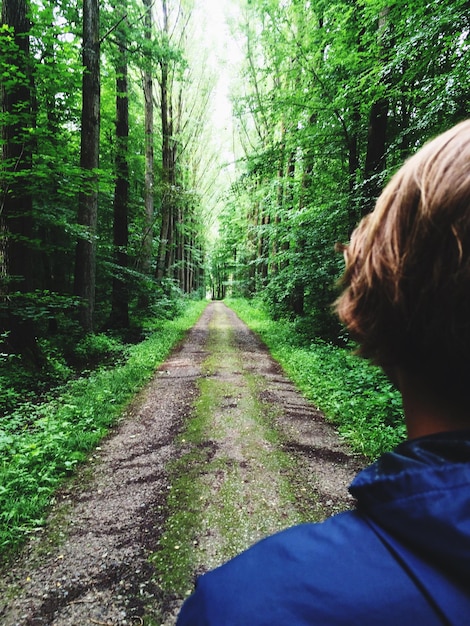 Foto achtergrondbeeld van een man die in het bos staat