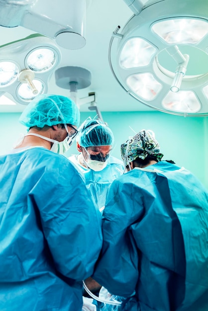 Achtergrondbeeld van een man die in het laboratorium staat