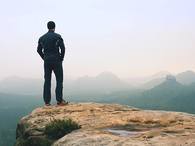 Foto achtergrondbeeld van een man die op de berg staat