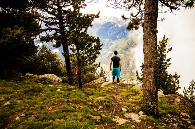 Foto achtergrondbeeld van een man die op de berg staat