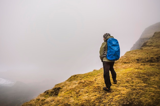 Achtergrondbeeld van een man die op de berg wandelt