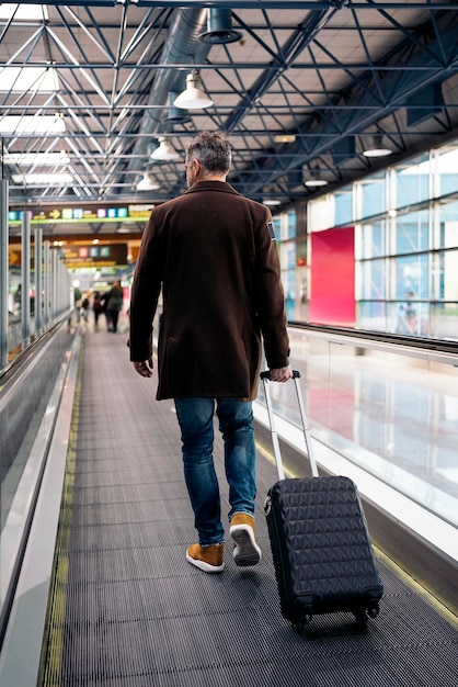 Achtergrondbeeld van een man die op de luchthaven loopt