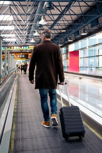 Foto achtergrondbeeld van een man die op de luchthaven loopt