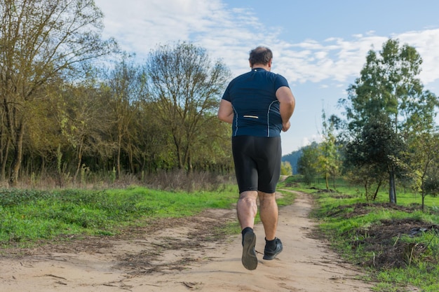 Achtergrondbeeld van een man die op de weg loopt