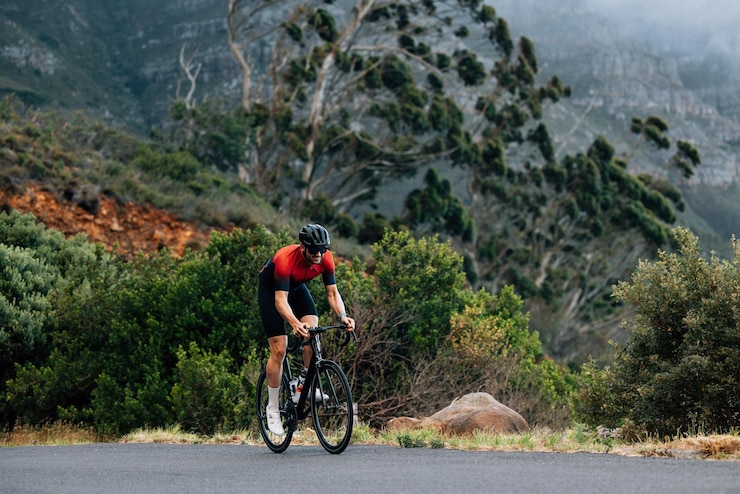 Foto achtergrondbeeld van een man die op een fiets op de berg rijdt