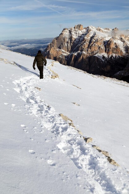 Foto achtergrondbeeld van een man die op een met sneeuw bedekt landschap loopt