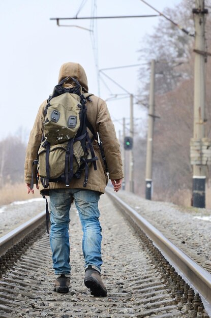 Foto achtergrondbeeld van een man die op het spoor loopt