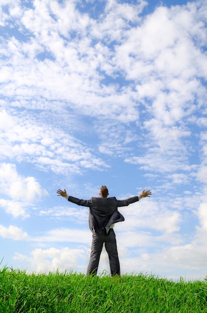 Achtergrondbeeld van een man die op het veld tegen de lucht staat