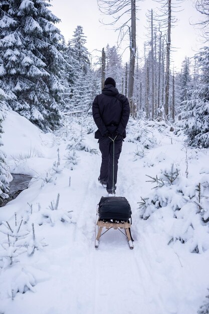 Foto achtergrondbeeld van een man die skiet op een met sneeuw bedekt veld