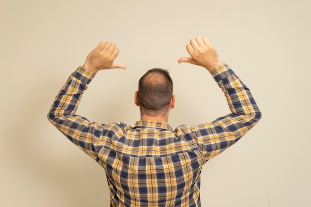 Foto achtergrondbeeld van een man die tegen de muur staat