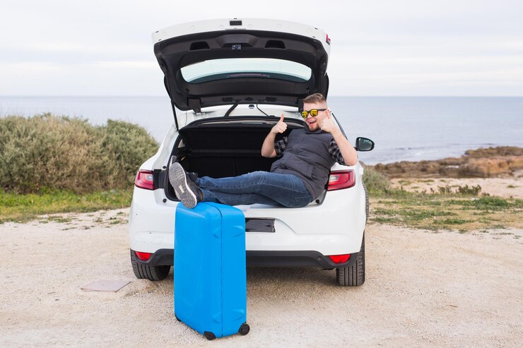 Foto achtergrondbeeld van een man in een auto door de zee tegen de lucht
