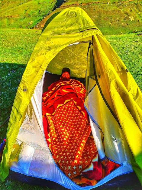 Foto achtergrondbeeld van een man in een tent op het veld