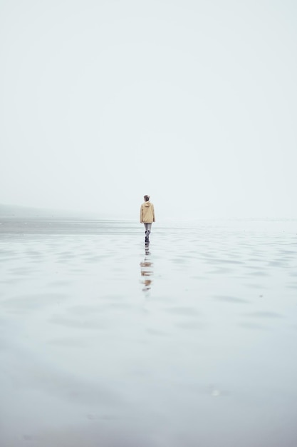Achtergrondbeeld van een man op zee tegen een heldere lucht