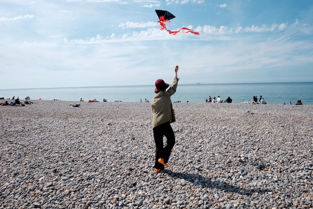 Achtergrondbeeld van een meisje dat op het strand speelt