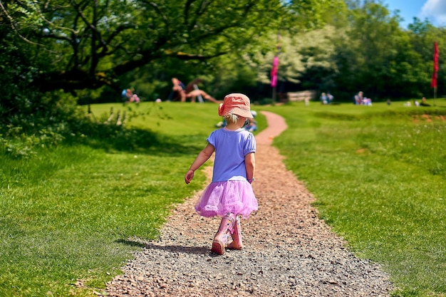 Achtergrondbeeld van een meisje dat op het voetpad in het park loopt