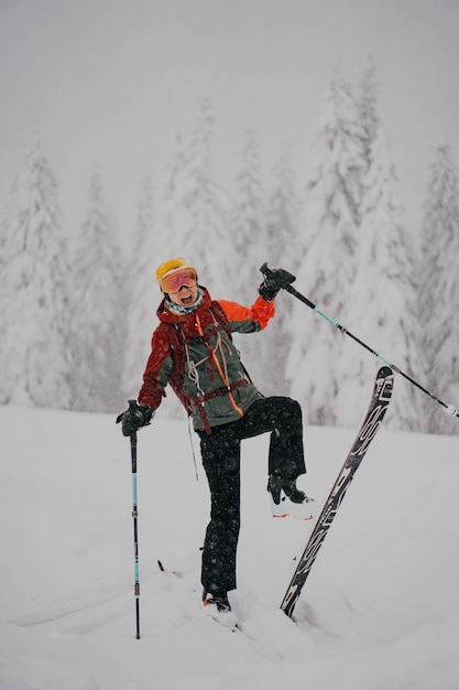 Achtergrondbeeld van een meisje dat op sneeuw skiet