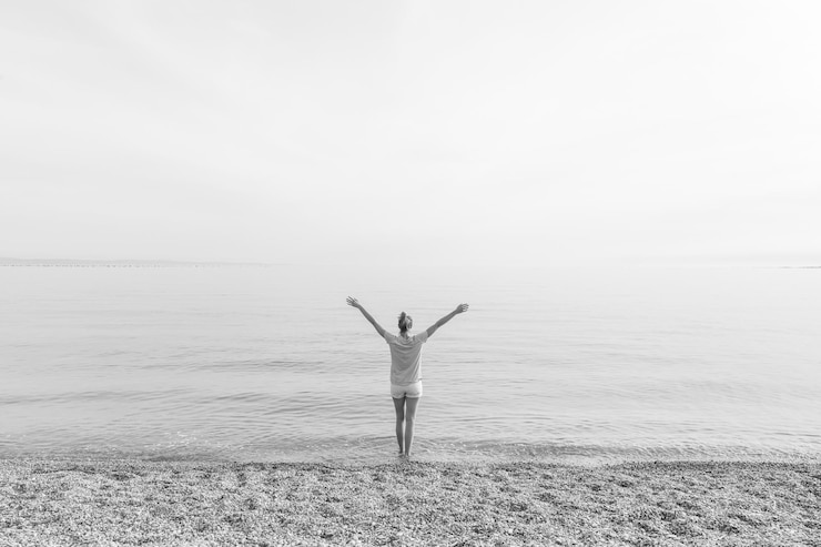 Foto achtergrondbeeld van een persoon die in de zee tegen de lucht staat