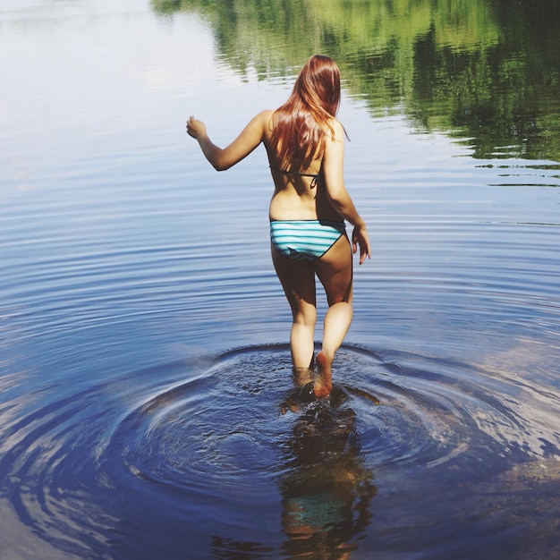 Foto achtergrondbeeld van een sensuele vrouw in bikini op het meer