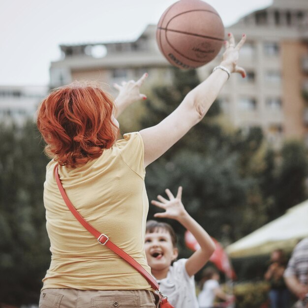 Achtergrondbeeld van een vrouw die basketbal speelt in de stad