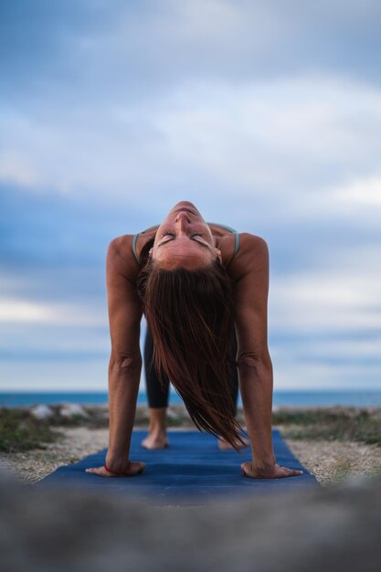 Achtergrondbeeld van een vrouw die de yoga-tafelhouding in een natuurlijke omgeving uitvoert