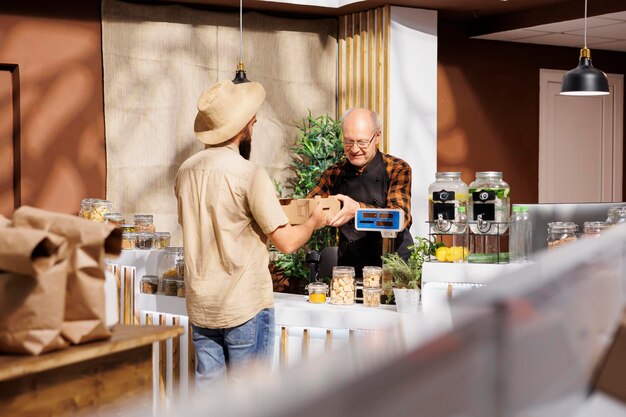 Foto achtergrondbeeld van een vrouw die een mobiele telefoon gebruikt terwijl ze in een café staat