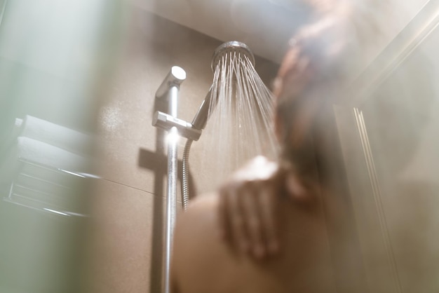 Foto achtergrondbeeld van een vrouw die in de douche badt