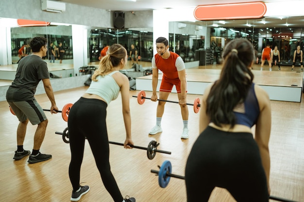 Achtergrondbeeld van een vrouw die in de sportschool staat