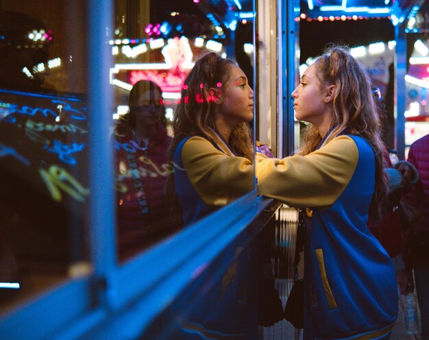 Foto achtergrondbeeld van een vrouw die in de stad staat