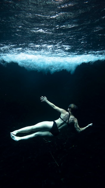Achtergrondbeeld van een vrouw die in de zee zwemt
