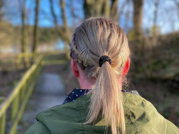 Foto achtergrondbeeld van een vrouw die in een bos loopt