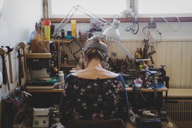 Achtergrondbeeld van een vrouw die in een werkplaats werkt