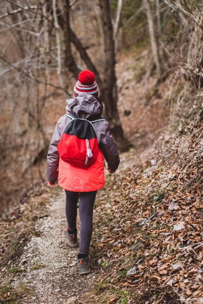 Foto achtergrondbeeld van een vrouw die in het bos loopt