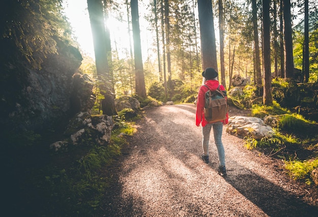 Foto achtergrondbeeld van een vrouw die in het bos loopt