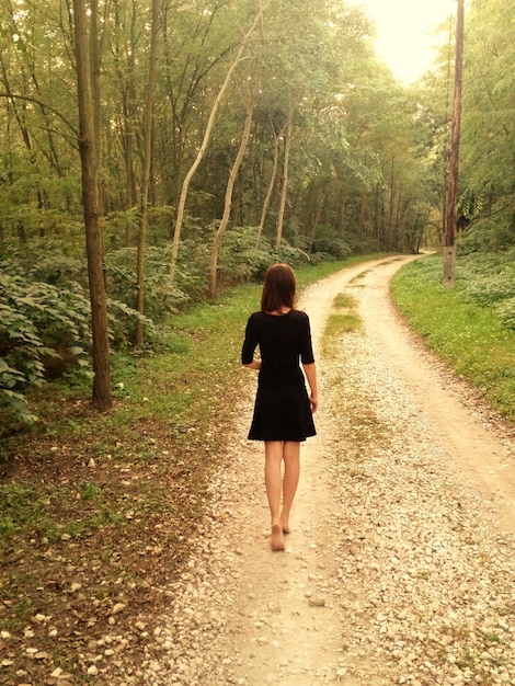 Foto achtergrondbeeld van een vrouw die in het bos loopt