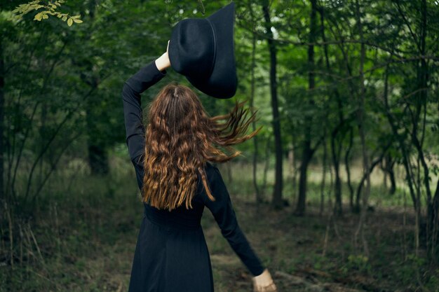 Foto achtergrondbeeld van een vrouw die in het bos staat