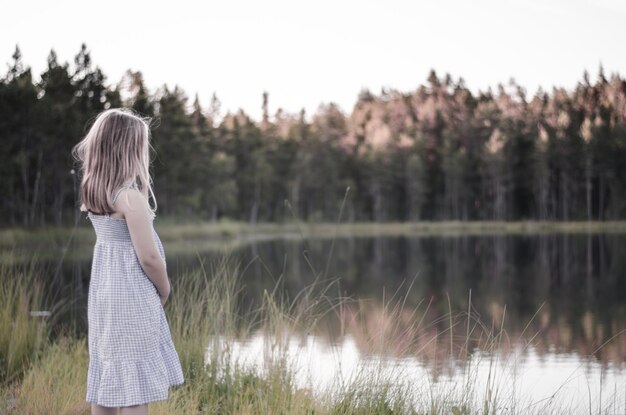 Foto achtergrondbeeld van een vrouw die in het meer staat