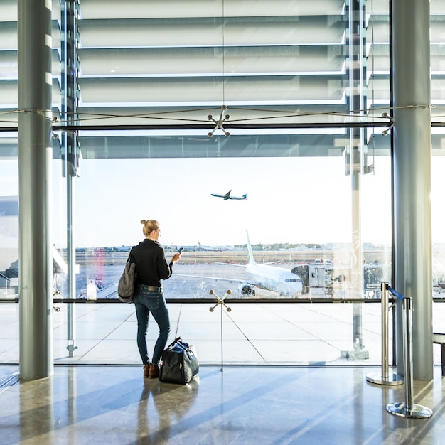 Achtergrondbeeld van een vrouw die op de luchthaven staat