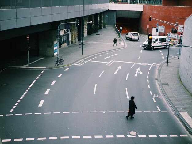 Foto achtergrondbeeld van een vrouw die op de weg in de stad loopt