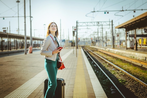 Foto achtergrondbeeld van een vrouw die op een treinstation staat