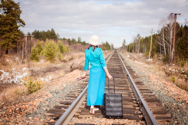 Achtergrondbeeld van een vrouw die op het spoor loopt