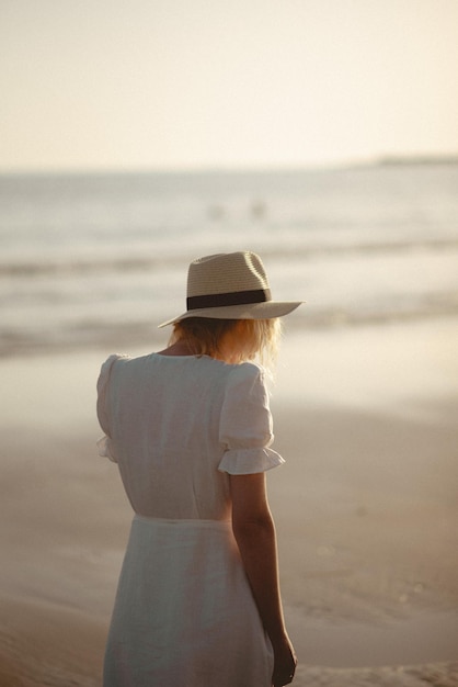 Achtergrondbeeld van een vrouw die op het strand staat
