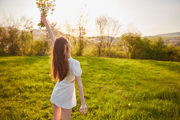 Achtergrondbeeld van een vrouw die op het veld staat
